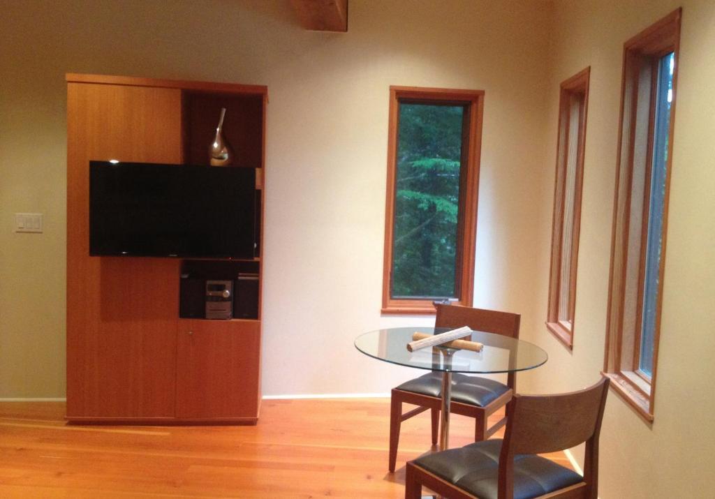 Hyphocus Inn Ucluelet Room photo